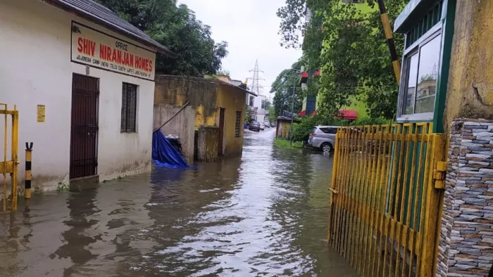 बारिश से जलमग्न हुए कई निचले इलाके। (फोटो जागरण)