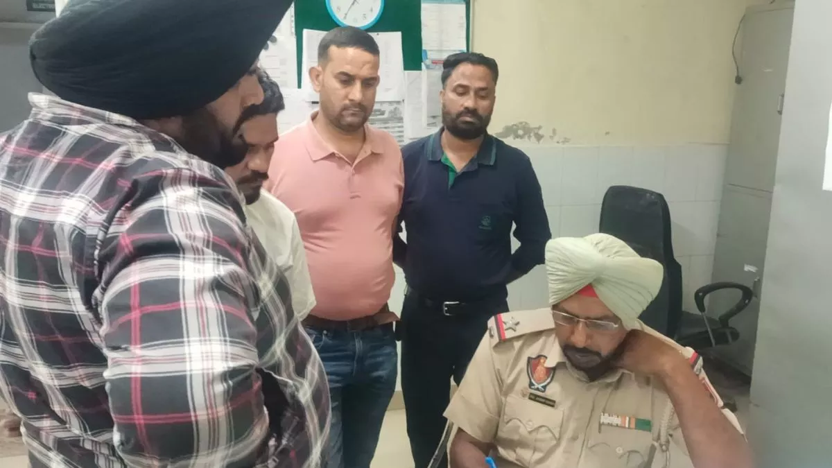Kapurthala Accident: कपूरथला में सड़क पर खड़े वाहन से टकराया स्कूटर, पति की मौत; पत्नी और बच्चा घायल
