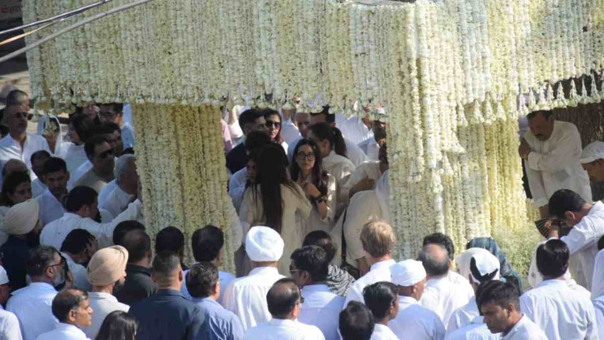 https://www.jagranimages.com/images/newimg/19062025/19_06_2025-karishma_23968284_184240738.jpg