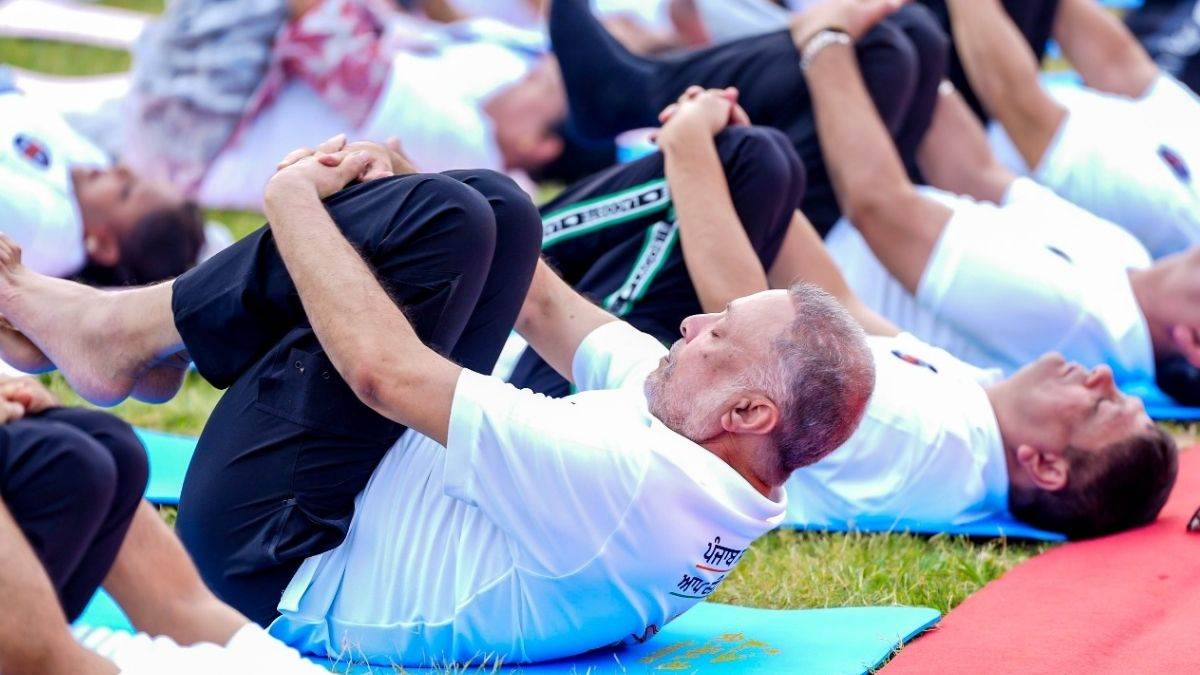 more than 21 thousand people did yoga in cm di yogashala health minister made a special appeal to the people