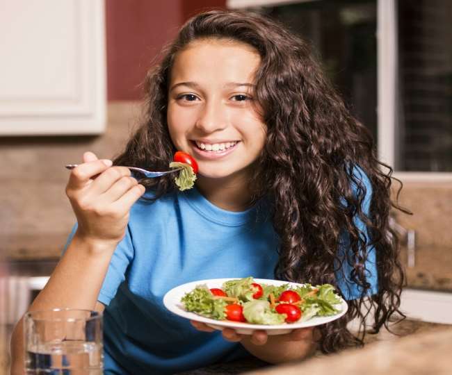 जानें, क्यों खाना खाने के बाद नहीं नहाना चाहिए और क्या है इसके नुकसान