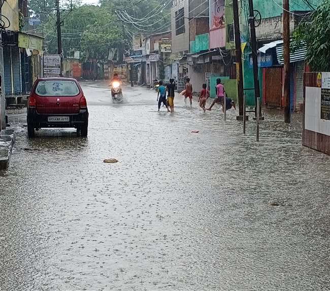 Shahjahanpur Weather Update 76 मिमी हुई बारिश 4 डिग्री गिरा पारा