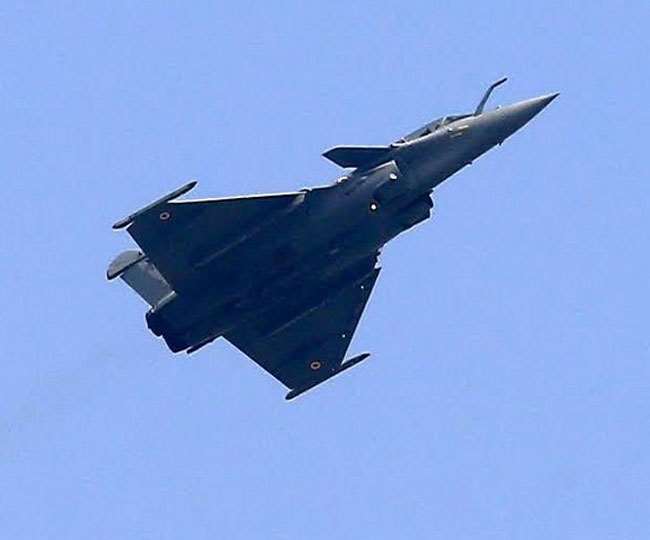 झिंजियांग प्रांत के शाक्चे शहर में लड़ाकू विमान संचालन के लिए एक एयरबेस