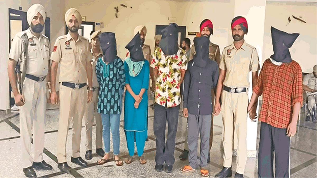 mohali crime loot in mohali police arrested five accused with tow girls of gang