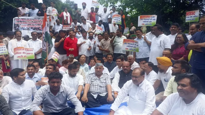 भर्तियों में अनियमितता व भ्रष्टाचार का आरोप लगाकर कांग्रेस ने किया सचिवालय कूच
