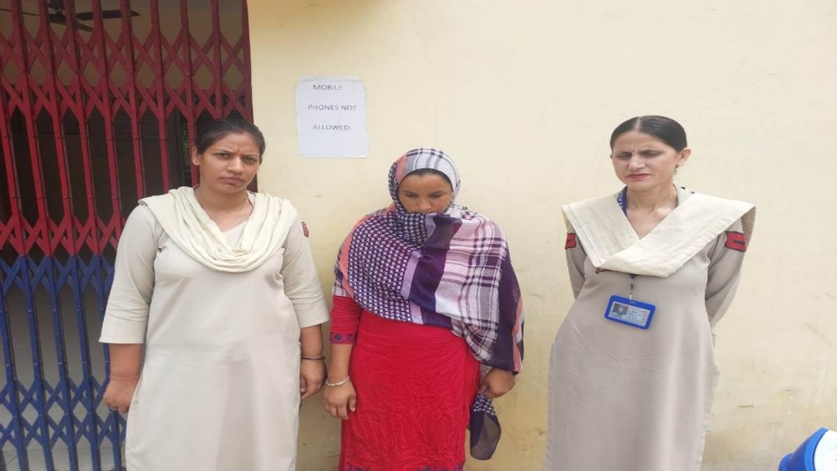 female heroin smuggler tunna arrested recovered three lakh rupees hidden under the stove connection with punjab