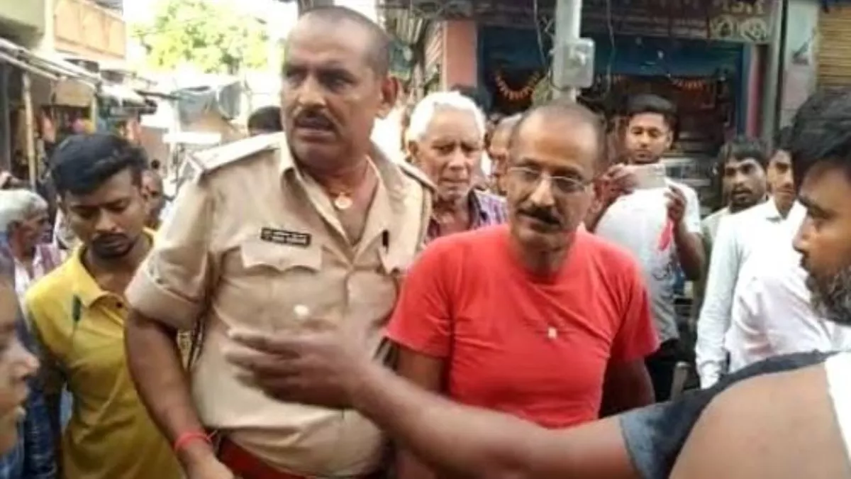 भागलपुर में BJP नेता विजय साह गिरफ्तार, पड़ोसी पर चलाई ताबड़तोड़ गोली; पुलिस ने कब्जे में लेकर भीड़ से बचाया