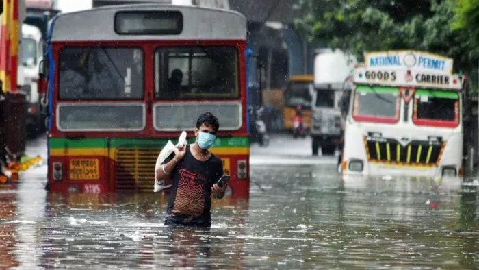 ठाणे और पालघर में भारी बारिश, लोगों को पहुंचाया गया सुरक्षित स्थान