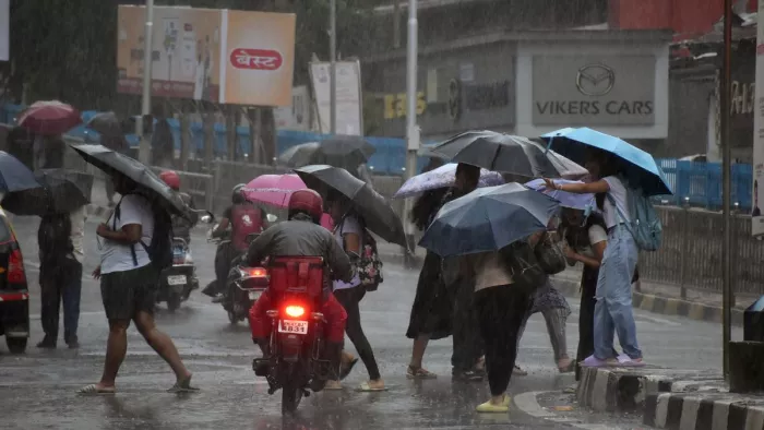 मुंबई में आफतभरी बारिश से जनता बेहाल (फाइल फोटो)