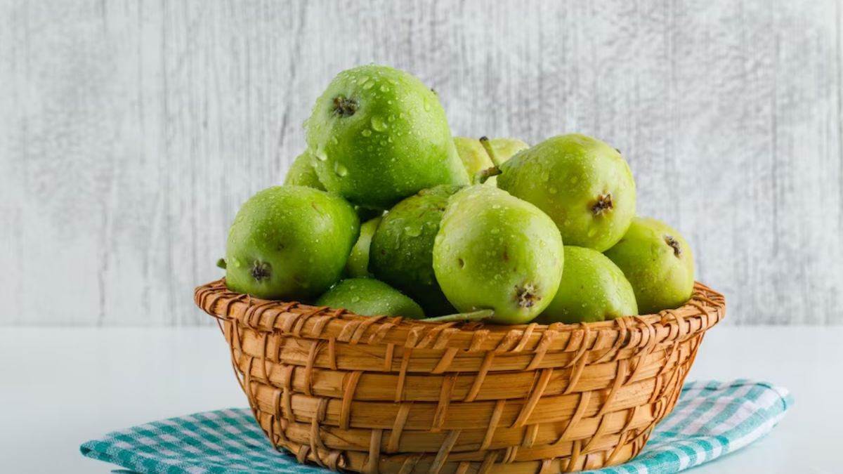 ब्लड शुगर कंट्रोल करने से लेकर पाचन को स्वस्थ रखने तक, मानसून में नाशपाती खाने के हैं अनगिनत फायदे - amazing health benefits of pear fruit nashpati kahne ke fayde