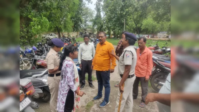 आरपीएफ कर्मचारीयों को ले जाने का कारण पुछते पार्किंग मालिक सुजीत चौधरी