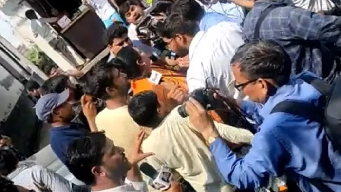 सचिन के घर के बाहर हंगामा करने पहुंचे लोग, बोले- सीमा पाकिस्तान जाओ... पड़ोसियों ने डांटकर भगाया