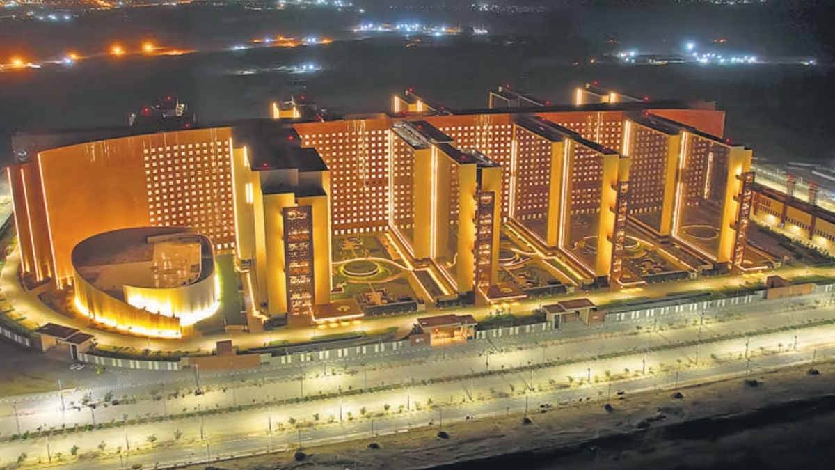 surat diamond bourse became world largest office about 65000 people will work under one roof this building is bigger than pentagon