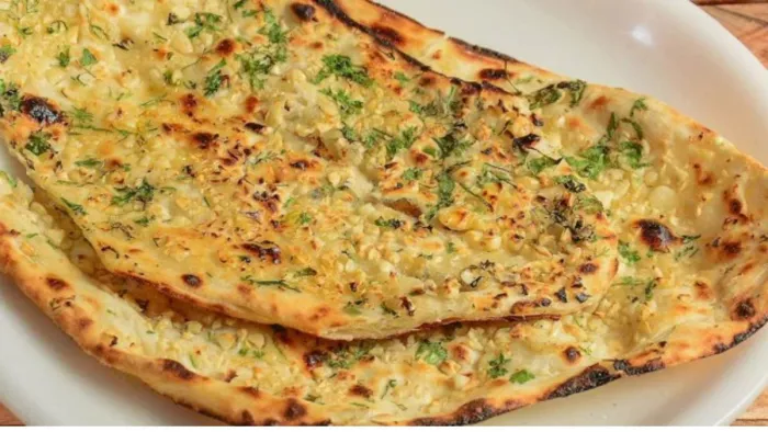 लंच के लिए बनाएं टेस्टी Butter Garlic Naan (Picture Courtesy: Taste Atlas)