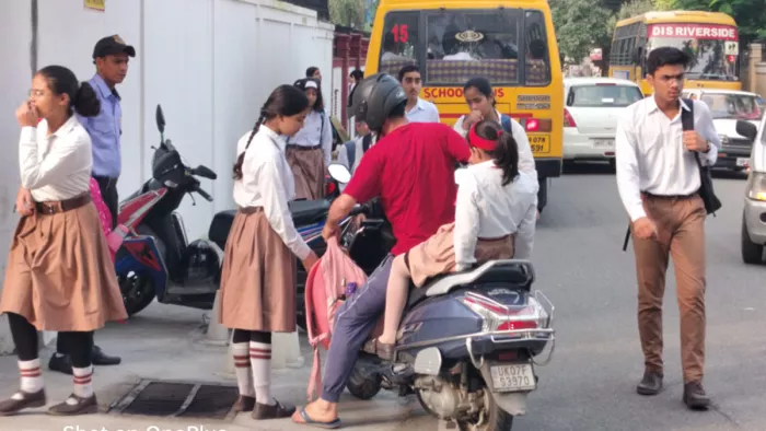 Dehradun New Traffic Plan: शहर के 21 बड़े स्कूलों के बाहर तैनात रहेगी पुलिस