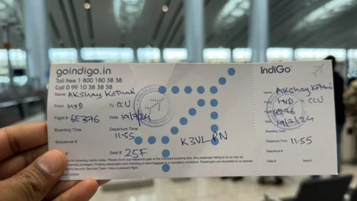 हैदराबाद एयरपोर्ट पर पर इंडिगो स्टाफ ने तत्काल फ्लाइट्स के लिए हाथ से लिखे बोर्डिंग पास जारी किए।(फोटो: सोशल मीडिया)