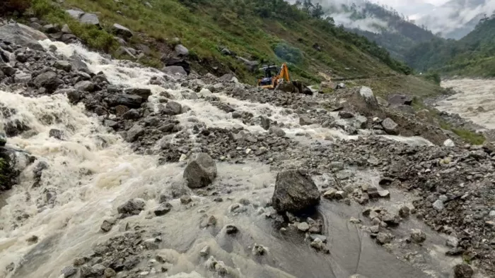 Heavy Rain in Uttarakhand: जौलजीबी-मुनस्यारी मार्ग घिंघरानी के पास सड़क का हिस्सा बहा
