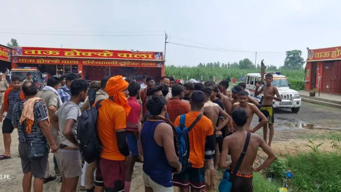 मुजफ्फरनगर के छपार क्षेत्र में स्थित ताऊ होक्के वाले के होटल पर कांवड़ियों द्वारा की गई तोड़ फोड़। जागरण