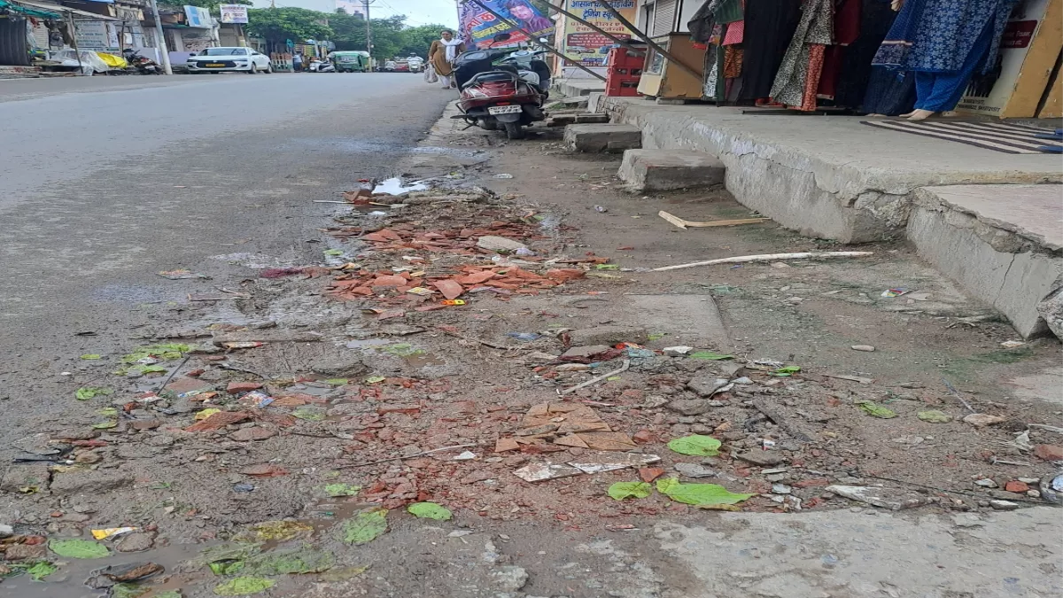 Sawan 2025: शिव भक्तों की परीक्षा लेगी परिक्रमा... 43 KM में कहीं गड्ढे हैं तो कहीं कंकड़ और गंदगी के ढेर