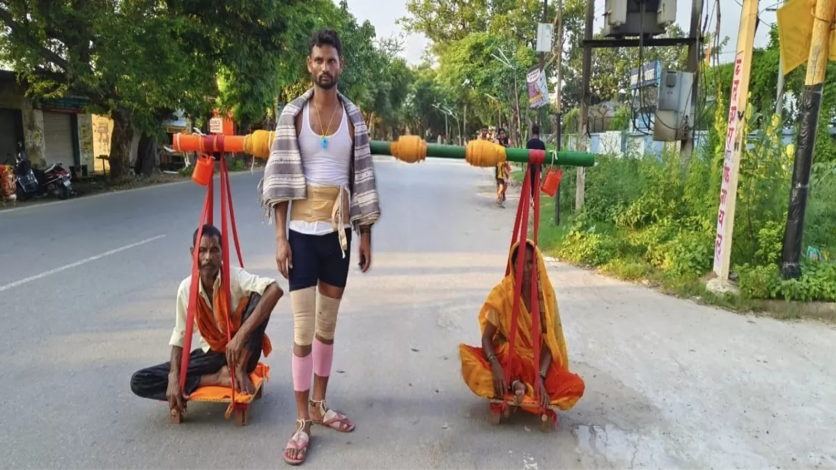 Bijnor : माता-पिता को हरिद्वार में कराई तीर्थ यात्रा, कंधों पर पालकी कांवड़ में लेकर लौटे नरेश कुमार