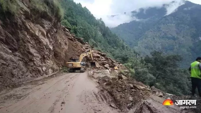 हिमाचल की सड़कों पर ब्लैक स्पाट चिह्नित किए गए हैं। बरसात में भूस्खलन भी हादसों का कारण बन रहा है।
