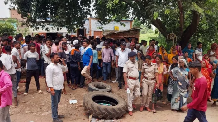 घटनास्थल पर जुटी लोगों की भीड़। (जागरण)