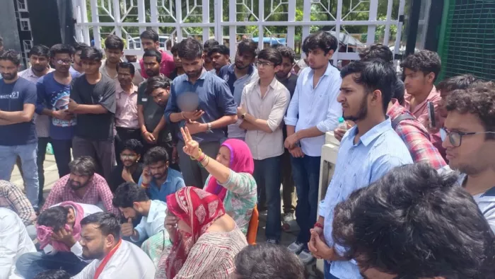 नोएडा में गर्ल्स हॉस्टल में छात्रा ने लगाई फांसी, प्रदर्शन करते लोग। फोटो जागरण