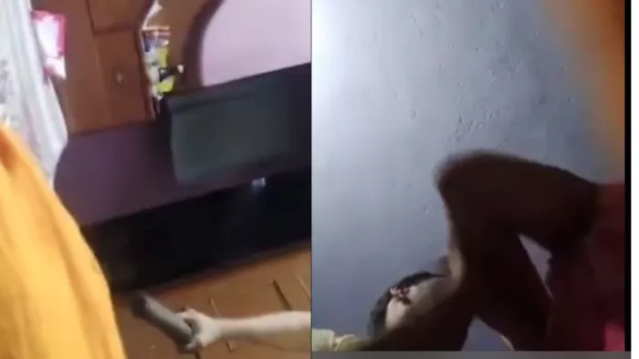 बेटी को डंडे से पीटता पिता। वीडियो ग्रैब