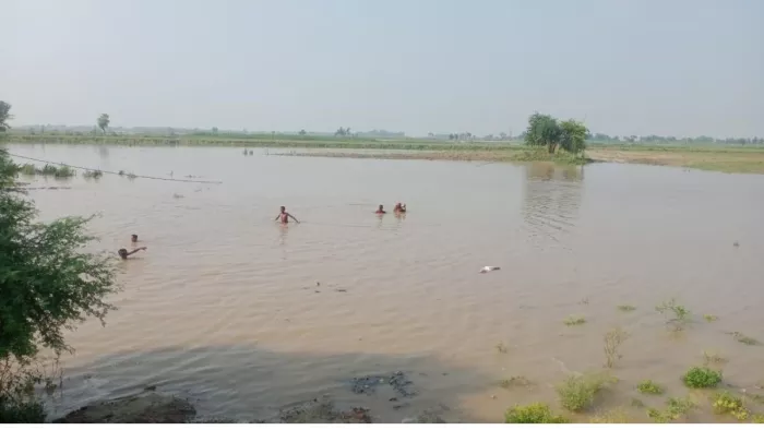 जलस्तर के बढ़ने से नौका ही आवागमन का साधन रह गया। जागरण