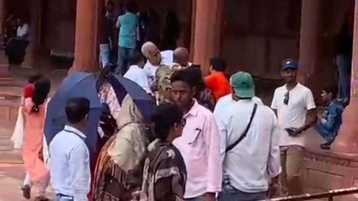 agra news elderly tourist falls ill at taj mahal cisf helps