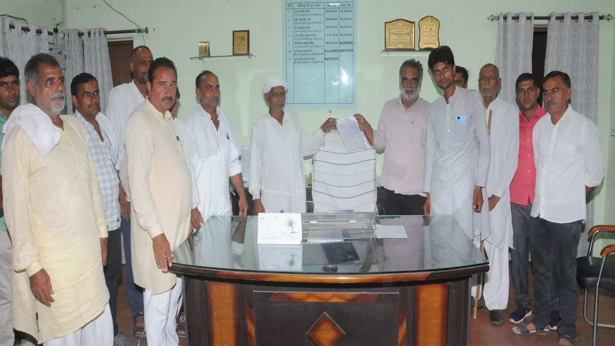 Shamli News : जिला गन्ना अधिकारी नहीं मिले तो किसानों ने उनकी कुर्सी को ही सौंप दिया ज्ञापन