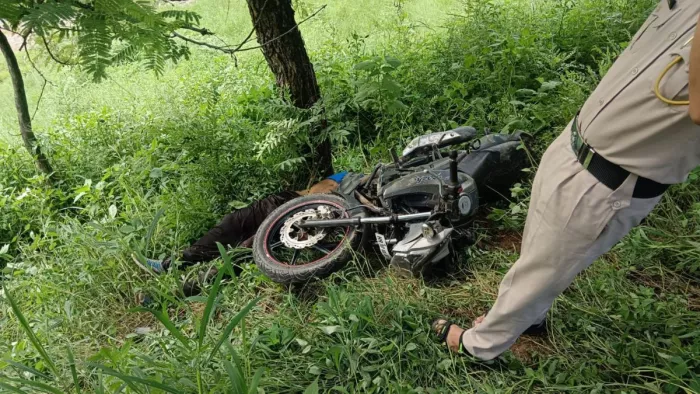 हमीरपुर के भोरंज क्षेत्र में हुआ बाइक हादसा।