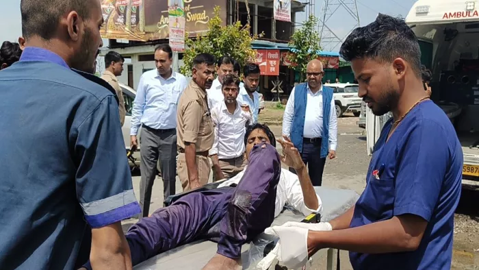 घायलों की मदद करते डीएम जितेंद्र प्रताप। जागरण