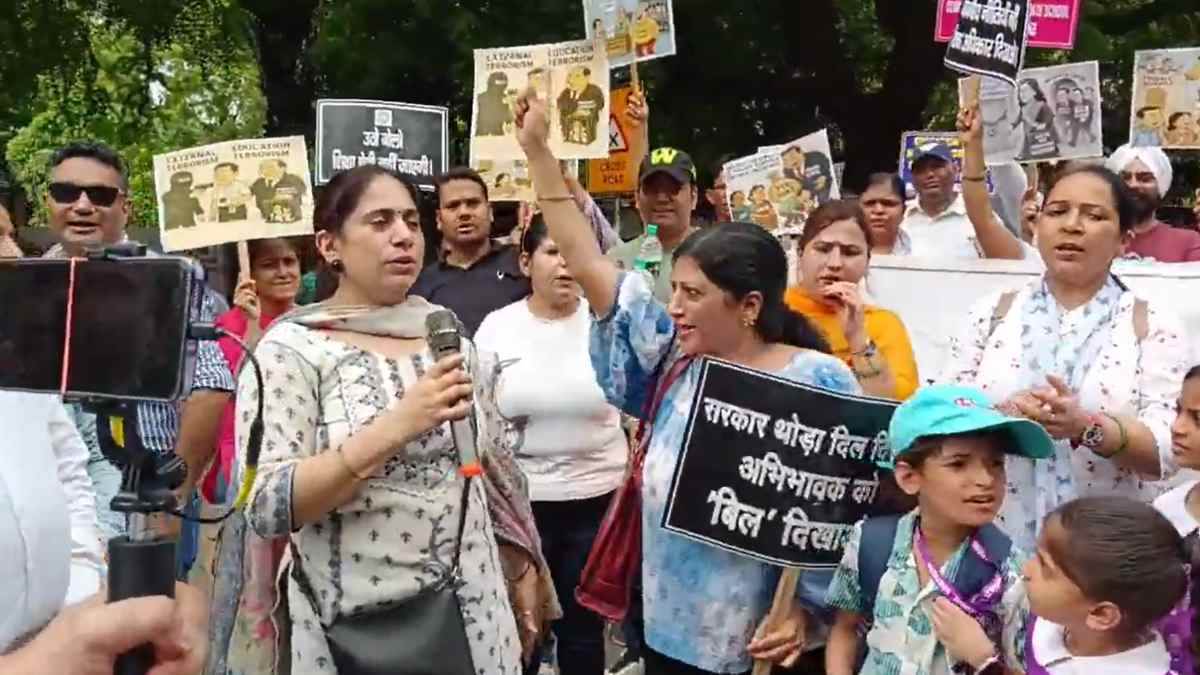 https://www.jagranimages.com/images/newimg/19072025/19_07_2025-parents_23988978.jpg