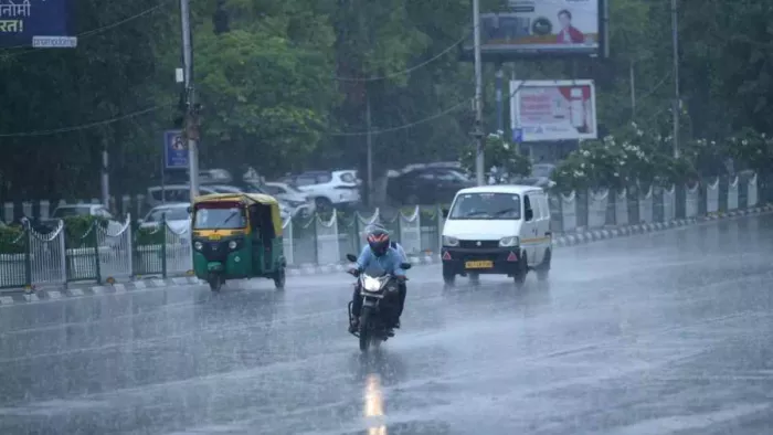दिल्ली में रविवार को हो सकती है हल्की बारिश।