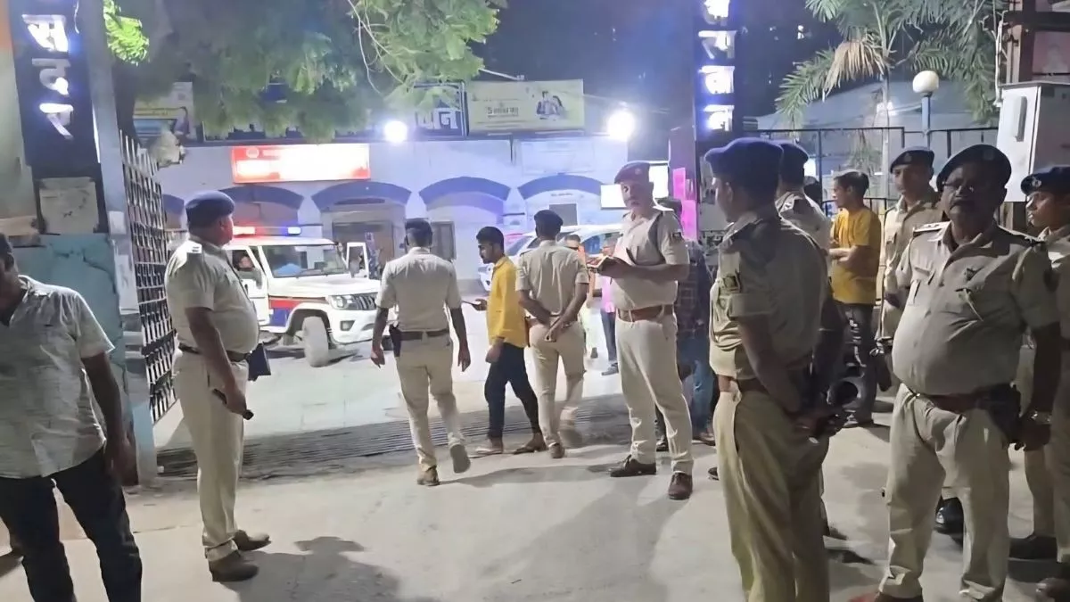 Siwan News: एंबुलेंस चालक ने दूसरे ड्राइवर पर की ताबड़तोड़ फायरिंग, हालत गंभीर