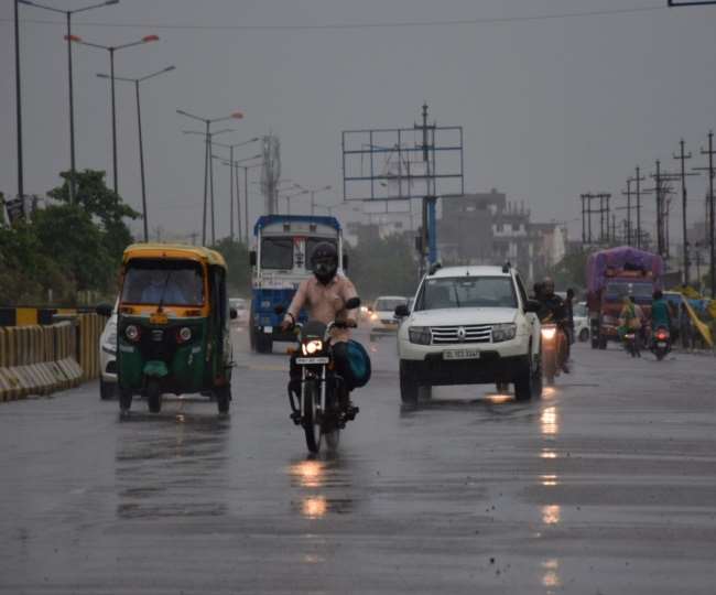 Noida Rain News Update: तेज हवाओं संग भारी बारिश से जाम, जलभराव की समस्या