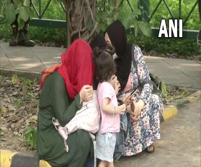 दिल्ली में ऑस्ट्रेलियाई दूतावास के बाहर इकट्ठा हुए अफगान नागरिक, कहा- सुना है शरणार्थियों को स्वीकार कर रहा है ऑस्ट्रेलिया