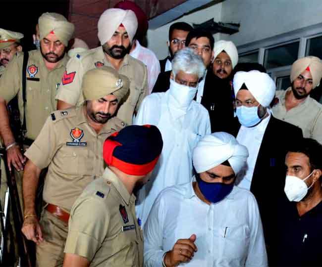 पंजाब के पूर्व डीजीपी सुमेध सिंह सैनी रिहाई के बाद मोहाली कोर्ट से देर रात जाते हुए। (जागरण)