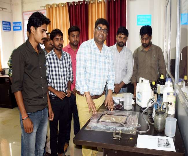 कालीन के अपशिष्ट से हल्के वजन का ऐसा पालीमर कंपोजिट मैटीरियल तैयार (फोटो जागरण)