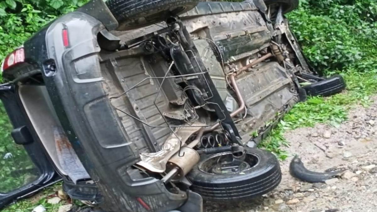 car fell into a ditch in baggi of mandi one female intern doctor died and four injured