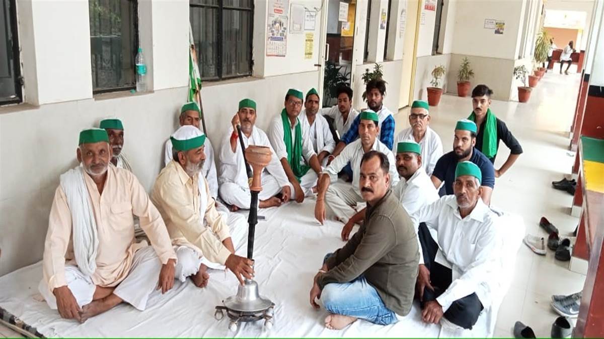 तहसील पर भाकियू का अनिश्चितकालीन धरना शुरू