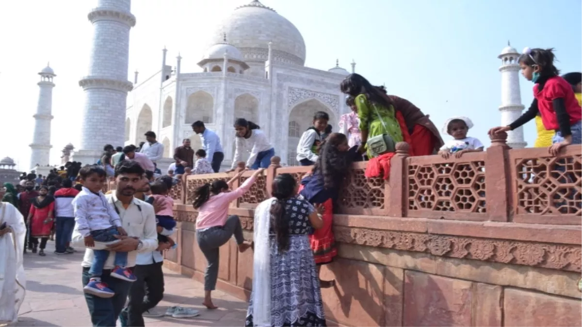 Taj Mahal: ताजमहल में 'फ्री एंट्री' ने खड़े कर दिए तमाम सवाल, नीरी की सिफारिशें भी दरकिनार