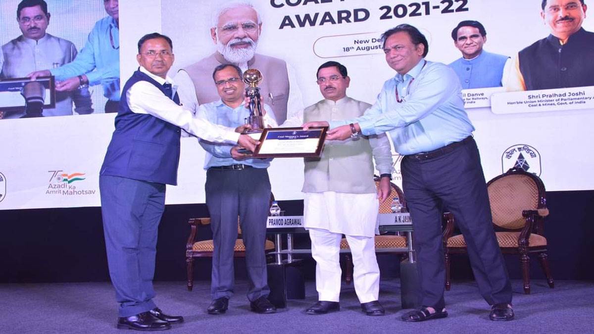 कोयला मंत्रालय ने गुरुवार को दिल्ली में सम्मान समारोह कर बीसीसीएल को 11 पुरस्कार से सम्मानित किया।