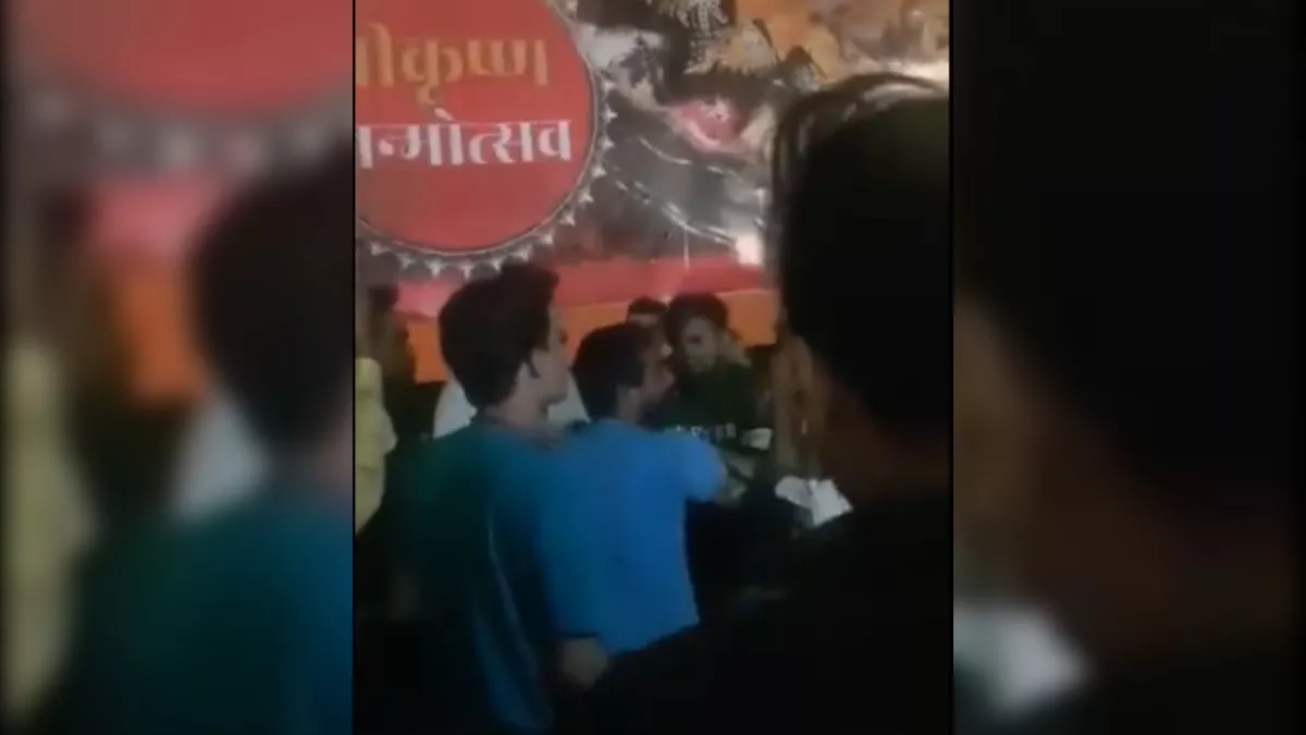 Lucknow News: बीच चौराहे पर युवती ने चार लड़कों संग मिलकर युवक को जमकर पीटा