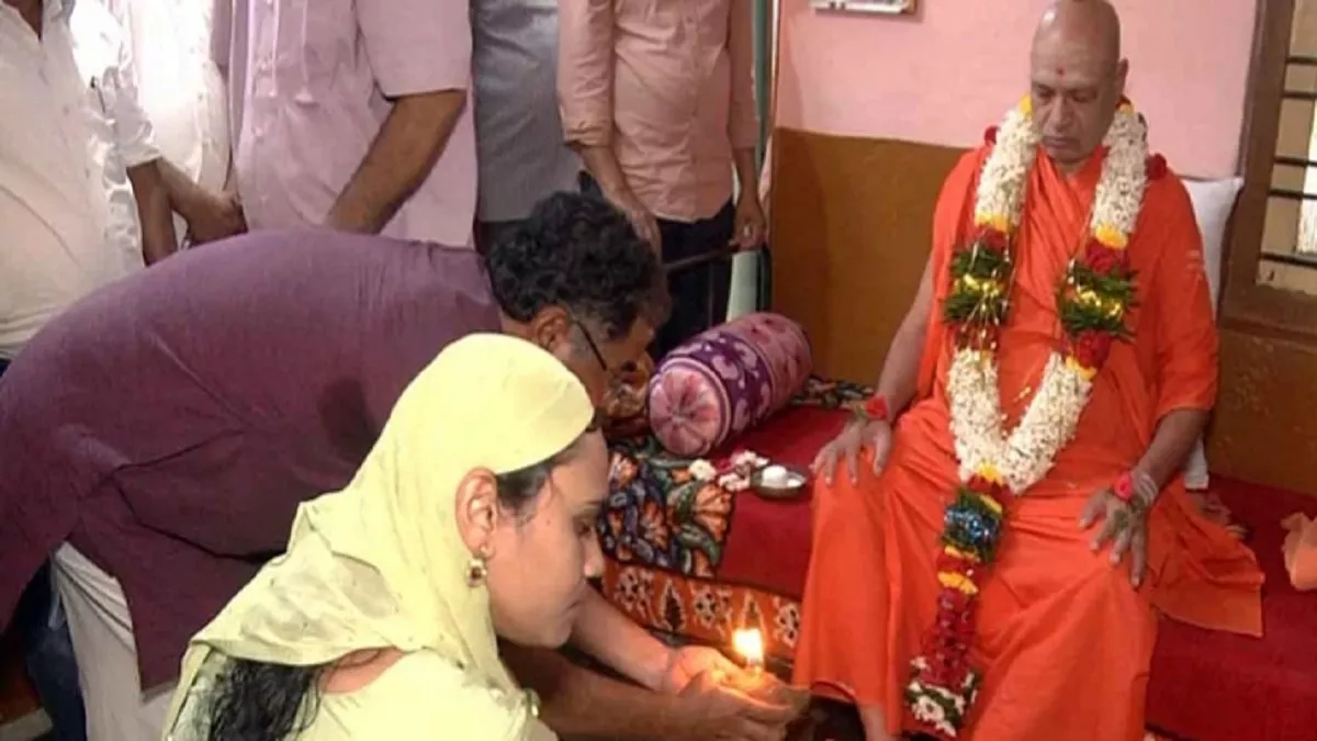 Karnataka: कर्नाटक में मुस्लिम जोड़े ने हिंदू संत को घर बुलाकर की पद पूजा
