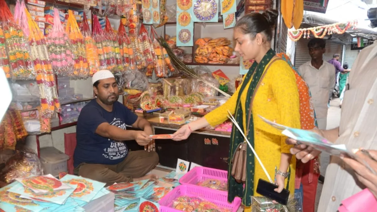 Krishna Janmashtami 2022: लखनऊ में सांप्रदायिक सौहार्द्र की मिसाल, यूनुस ने 40 वर्षों से सजा रखी है दुकान