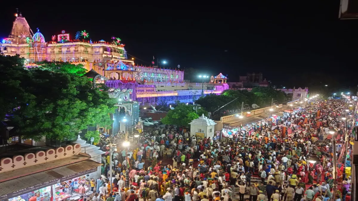 Mathura Janmashtami: भगवान कृष्ण लेने वाले हैं अवतार, मथुरा−वृंदावन में छाया उल्लास, देखिए ब्रज की जन्माष्टमी की तस्वीरें