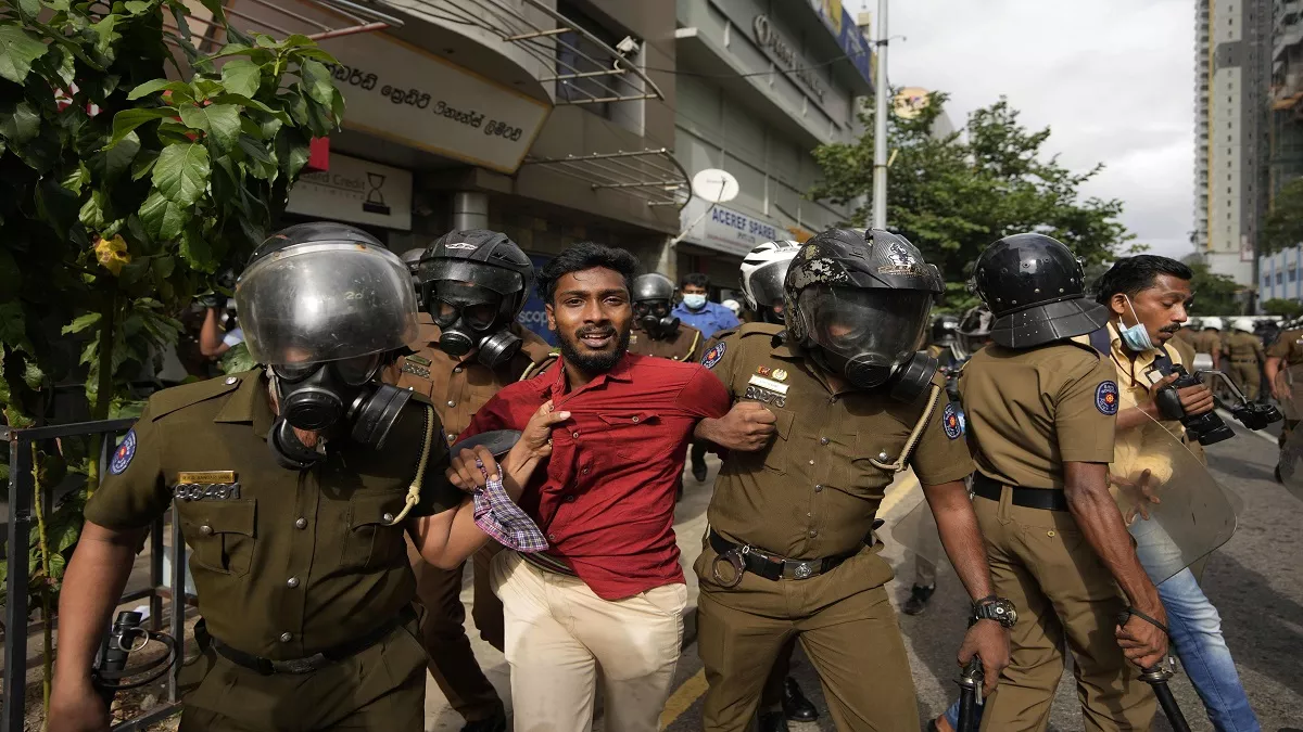 Sri lanka Crisis: श्रीलंका में फिर शुरू हुए सरकार विरोधी प्रदर्शन, पांच गिरफ्तार; अमेरिकी ग्रीन कार्ड लेने की कोशिश में गोटाबाया राजपक्षे