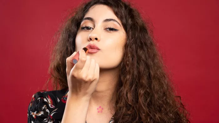 Lipstick Applying Tips: इन टिप्स की मदद से नहीं फैलेगी आपकी लिपस्टिक